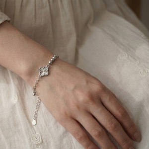 สร้อยข้อมือเงินแท้ S925 รูปโคลเวอร์แบบกลวงประดับลูกปัด ดีไซน์เรียบหรู สง่างาม เหมาะสำหรับผู้หญิง ใช้ได้ทุกวัน หรือเป็นของขวัญวันหยุด - Product Image 2
