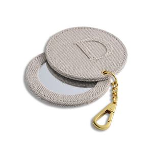 Espejo de Maquillaje Portátil Redondo Pequeño de Tela Gris con Grabado en Relieve de Doble Cara y Cadena, del Fabricante - Product Image 2