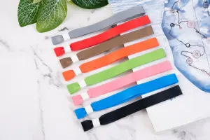 Pulseira de tecido em branco de poliéster multicolorido com contas de plástico com design gratuito