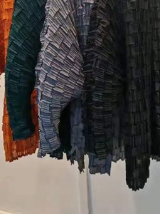 PY 2026 Superventas de Alta Gama: Top Plisado Miyake con Cuadrícula Geométrica, Cárdigan Holgado para el Día a Día, Venta al por Mayor de Prendas de Vestir - Product Image 5