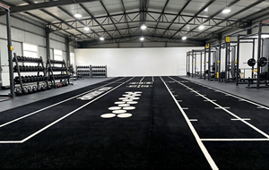 Tapis de <span class=keywords><strong>gazon</strong></span> artificiel antidérapant en <span class=keywords><strong>synthétique</strong></span> à motif personnalisé pour l'entraînement de force en salle avec traîneau et les sols des lieux de fitness - Product Image 2