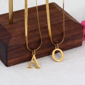 Nuevo Collar con Colgante de Letra Inicial, Chapado en Oro, de Acero Inoxidable de Alto Brillo, Resistente al Deslustre, Impermeable, Venta al Por Mayor - Product Image 2