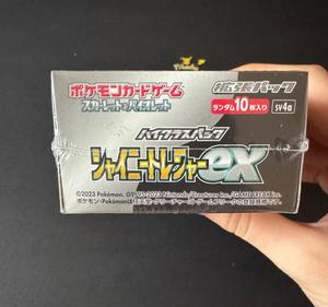กล่องของขวัญการ์ดสะสมโปเกมอน PTCG รุ่น SV4a Shining Treasure EX ของแท้จากญี่ปุ่น บรรจุภัณฑ์แบบปิดผนึก ทำจากกระดาษที่ทนทาน - Product Image 3
