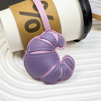 Porte-clés créatif en cuir en forme de croissant, 6 couleurs, breloque amusante en forme de pain pour sac à main, cadeau original sur le thème de la nourriture