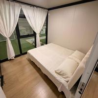 20ft Moderne Erweiterbare Vorgefertigte Container-Villa Modulares Ausziehbares Haus 2 Schlafzimmer Wohnzimmer Küche