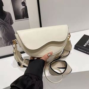 Bolso bandolera impermeable de PVC para mujer, nuevo modelo 2025, moderno, con cierre de cremallera y forro de poliéster. - Product Image 3