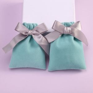 Sac à cordon en velours épais personnalisé avec logo, idéal pour bijoux (boucles d'oreilles, colliers, montres) et cadeaux, avec ruban et nœud. - Product Image 3
