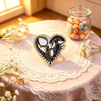 Épingles de revers plaquées 3D Alien Monster pour sacs à dos, broches pour vêtements, badges en émail souple pour femmes et hommes, accessoires de bijoux