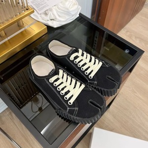 Nouvelles sandales plates décontractées de luxe en toile pour couple, antidérapantes, à rayures, à bout fendu, style tongs, chaussures de créateur pour femmes 2025 - Product Image 1