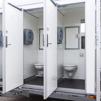 Nouvelle conception 2026 : Remorque toilettes pour 16 personnes, unité de salle de bain portable avec douche et toilettes