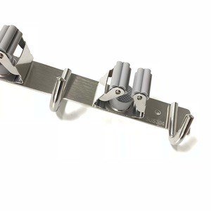 Porta Scopa e Mop Multifunzione da Parete in Acciaio Inossidabile Resistente ed Ecologico <span class=keywords><strong>con</strong></span> Vano Portaoggetti - Product Image 5