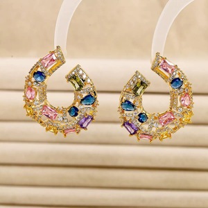 Pendientes de Aro en Forma de U Bella Viva Luxury, Latón Chapado en Oro de 18K con Circonita Cúbica <span class=keywords><strong>Multicolor</strong></span>, Regalo Ideal para Mujer - Product Image 3