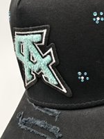 Gorra de béisbol snapback de algodón común de 6 paneles, estilo twill desgastado, con patrón de letras bordadas y logotipo de toalla con pedrería.