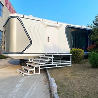 Maison-capsule avec toit vitré surdimensionné offrant une vue panoramique, revêtement en peinture fluorocarbonée, revêtement de sol composite haut de gamme