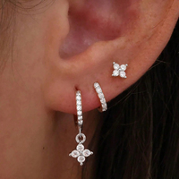 Boucles d'oreilles pendantes délicates en or 14K plaqué rhodium, motif trèfle à quatre feuilles, avec moissanite taillée de 2,5 mm (0,06 ct), style frais et tendance