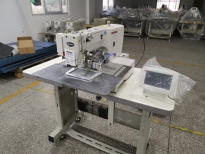 Machine à coudre industrielle à lit plat RONMACK RM-326G-2210 à point noué automatique et à motifs informatisés (220x100mm) pour l'industrie du vêtement - Product Image 3