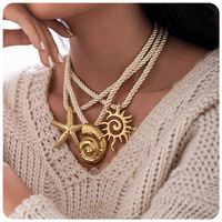 Collier tendance d'été en acier inoxydable plaqué or 18 carats PVD avec pendentifs coquillage, étoile de mer et soleil, chaîne corde et perles