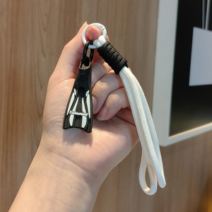 Divertido y Creativo Colgante 3D de Aletas de Buceo con Cordón Trenzado, Adorno para Mochila de Pareja, Regalo para Amantes del Buceo - Product Image 4