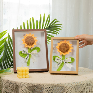 Nuevo Regalo de Graduación 2025, Girasol Hecho a Mano, Flor de Ganchillo Colgante de Pared en Marco de Madera - Product Image 5