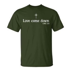 Camiseta cristiana navideña con versículo bíblico Love Came Down, Lucas 2:11 - Product Image 1