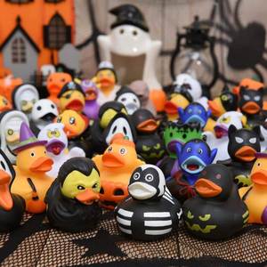 Juguete Flotante de Vinilo con Sonido de Murciélago para Halloween, Hecho de Plástico Resistente para la Diversión del Baño del Bebé - Product Image 1