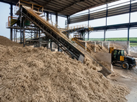 Séparateur magnétique et machine de criblage pour les déchets agricoles, équipement composant d'une usine de recyclage de biomasse