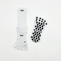 Chaussettes de sol personnalisées à cinq doigts pur Chaussettes de printemps tricotées respirantes Grip Solid Pattern Non-Slip Men's Sports