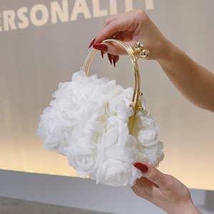 Bolso de mano romántico blanco con flores para novia, bolso de noche con cierre de beso de flor tridimensional 3D, bolso cruzado de rosas - Product Image 2