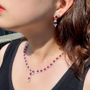 Elegante Set di Gioielli con Zirconia Cubica, Collana e Orecchini con Cristallo Rosso a Forma di Fiore per Spose e Matrimoni - Product Image 2