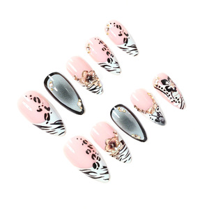 Ongles press-on de luxe en forme d'amande avec rayures léopard et zèbre, strass et breloques métalliques - Product Image 4