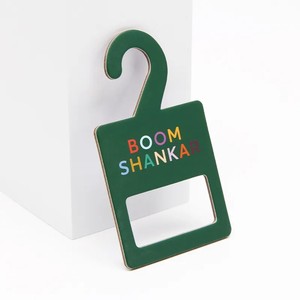 Cintres pour vêtements en carton épais recyclé, imprimés en offset CMYK et vernissés - Product Image 5