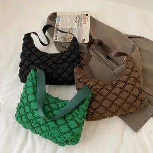 广州工厂高品质女士棉质填充加厚吊带蓬松肩包和手提包绗缝泡芙包
