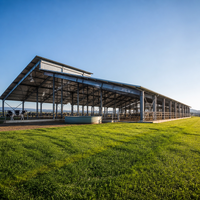 Bâtiment d'élevage de bétail préfabriqué en acier isolé pour climat tropical, galvanisé à chaud, pour abri de vaches