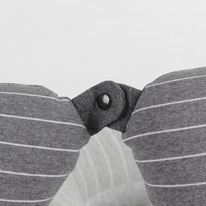 Almohada en forma de U Flying Bear de 28x26x14cm, de algodón peinado a rayas, soporte para el cuello, almohada de viaje y oficina, gris oscuro, gris claro - Product Image 5