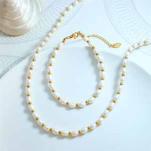 Ensemble de bijoux plaqué or fin à la mode avec breloque en perle naturelle - Product Image 1