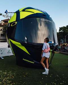 Escultura Personalizada de Casco FRP Viral Landmark Art para Café, Estación de Entrega para Llevar, Motocicleta, Viaje por Carretera, Punto de Control - Product Image 5