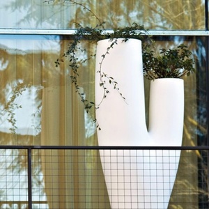 <span class=keywords><strong>Jardinière</strong></span> d'extérieur en résine et fibre de verre OEM/ODM - Pots incurvés résistants aux intempéries pour la décoration commerciale de jardin - Product Image 5