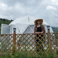 Dôme de glamping personnalisé en PVC robuste pour séjour ensoleillé sur les pentes de la colline