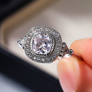 Anello di fidanzamento da donna F785 in oro bianco con diamante taglio cuscino naturale colore D e montatura a halo - Product Image 2