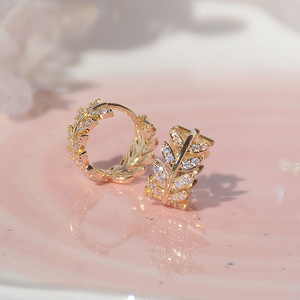 Orecchini a Cerchio Sweet Leaf, Design Minimalista Ispirato alla Natura, Eleganti Orecchini a Perno per Donne - Product Image 4
