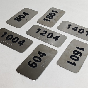 Letrero de Puerta de Habitación de Hotel con Número de Habitación en Braille ADA, Diseño Moderno en Metal, Personalizado con Placa de Número de Casa - Product Image 1