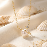 Collier pendentif en cuivre plaqué or avec perle d'eau douce en forme de planète Saturne, bijoux sur le thème de l'espace, cadeau pour femme