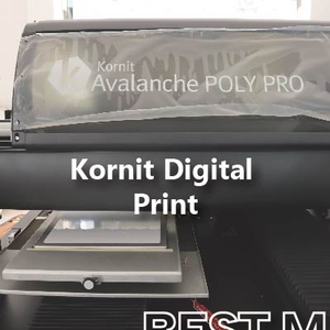 เสื้อยืดพิมพ์ลายสตูดิโอสักลาย Kornit DTG แบบกำหนดเอง ผลิตโดยโรงงาน OEM สำหรับผู้ชาย เสื้อยืดลายกราฟิก ผ้าฝ้าย 100% คุณภาพดี ไม่เป็นขุย น้ำหนัก 300 กรัม ขายส่ง - Product Image 4