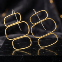 Boucles d'oreilles créoles en laiton faites à la main Soumya Creations, plaquées or, design géométrique vintage ethnique tendance, unisexe
