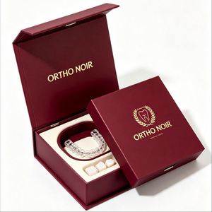Boîte cadeau rigide Ortho Noir, carton ivoire carré, doublure satinée, logo en feuille d'or, fermeture magnétique, emballage haut de gamme - Product Image 1