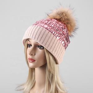 Sombrero de punto acolchado cálido de invierno a la moda para mujer con puño y Pompón de piel de mapache auténtica extraíble STOCK AL POR MAYOR - Product Image 3