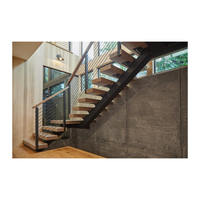Escalier moderne à poutre monobloc en acier, marches flottantes en chêne, balustrade en verre