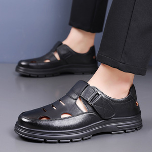 รองเท้าแตะหนังนุ่มสำหรับผู้ชายแบบมีรูระบายอากาศ ปิดด้วยเวลโคร รองเท้าส้นแบนระบายอากาศได้ดี สำหรับใส่ลำลองในฤดูร้อน สีน้ำตาลและสีดำ - Product Image 4