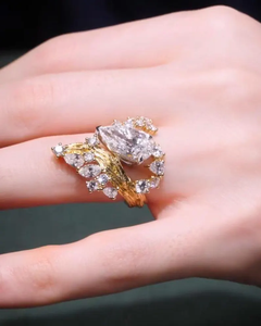Anillo de Compromiso Clásico con Diamante Cultivado en Laboratorio de 2 Quilates en Forma de Pera, Certificado IGI, Oro Amarillo de 14K, Diseño Floral, APRICOT JEWELS - Product Image 4
