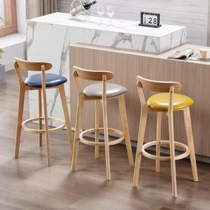 <span class=keywords><strong>Tabouret</strong></span> <span class=keywords><strong>de</strong></span> <span class=keywords><strong>bar</strong></span> à pieds hauts en <span class=keywords><strong>bois</strong></span> clair avec siège moderne minimaliste rembourré <span class=keywords><strong>et</strong></span> repose-pieds rond. Baravec une conception arquée <span class=keywords><strong>de</strong></span> dossier. - Product Image 2